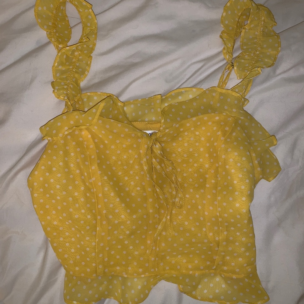 Yellow polka dot tank 🌜💛